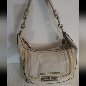 Vintage cream Coach shoulder bag. In good pre-owned condition.